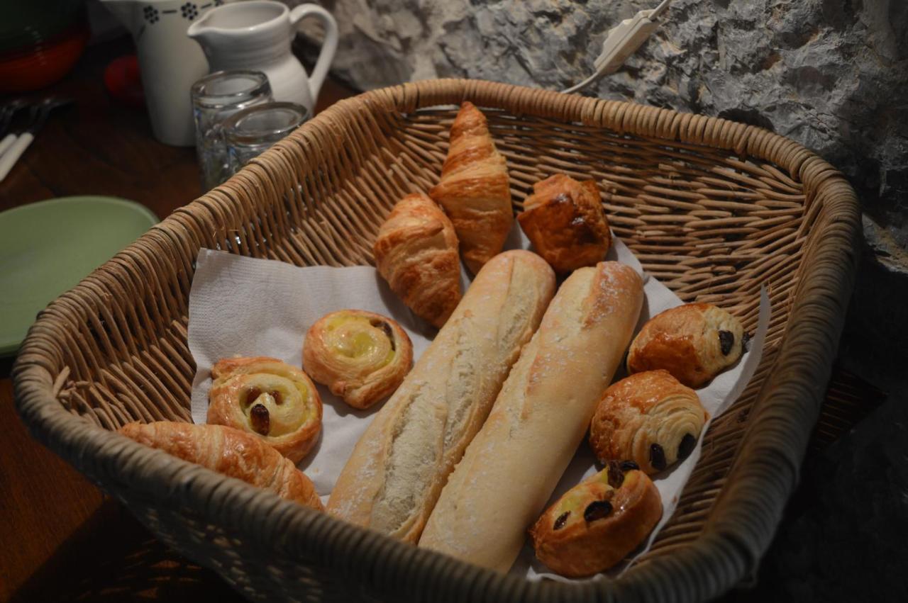 Les Loups Dans La Bergerie Bed & Breakfast Banne ภายนอก รูปภาพ